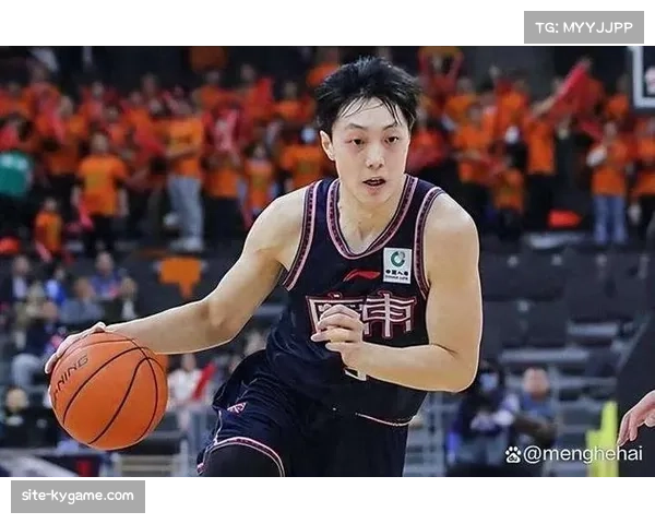 胡明轩结束国家队任务归队,广东后场轮换迎来核心球员回归 胡明轩结束国家队任务归队,广东后场轮换迎来核心球员回归